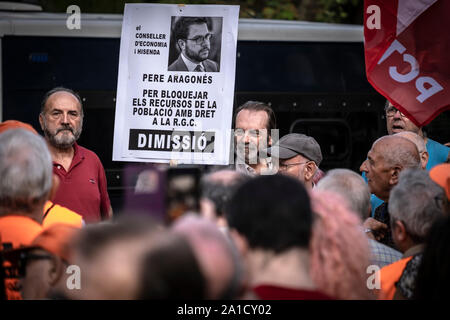 Barcelona, Spanien. 25 Sep, 2019. Eine Plakette mit dem Porträt des Minister für Wirtschaft Pere Aragonés während der Rallye. öffentlichen Arbeitnehmer vor dem Parlament von Katalonien gezeigt haben gegen Aragonés (Gesetz über Verträge über Dienstleistungen für Menschen). Dieses neue Gesetz verlässt die Türen zu den Privatisierungen der öffentlichen Dienste zu öffnen. Credit: SOPA Images Limited/Alamy leben Nachrichten Stockfoto