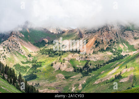 Albion Basin, Utah Sommer bewölkten Morgen im Jahr 2019 an stürmischen Tag mit Wolken und Nebel Nebel über bedeckt, felsigen Wasatch Mountains Stockfoto