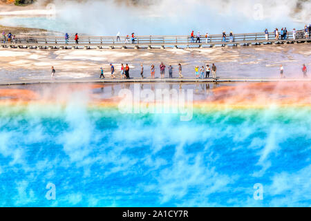 YELLOWSTONE, USA - 24.August 2019: Touristen auf der Promenade am Grand Prismatic Spring, die größte heiße Quelle im Yellowstone National Park. Stockfoto