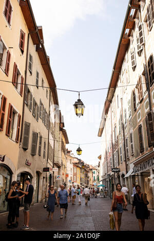 Rue Carnot ist bekannt für seine Restaurants und Geschäfte in Annecy, Frankreich. Stockfoto