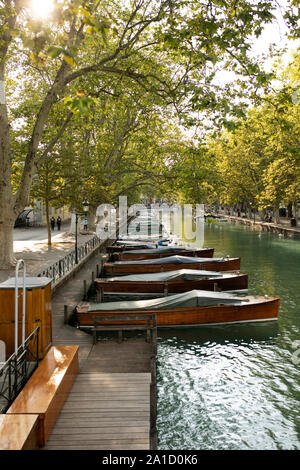 Boote entlang des Canal du Vassé vom Pont des Amours gesehen an einem Sommertag in Annecy, Haute-Savoie, Auvergne-Rh ône-Alpes, Frankreich. Stockfoto