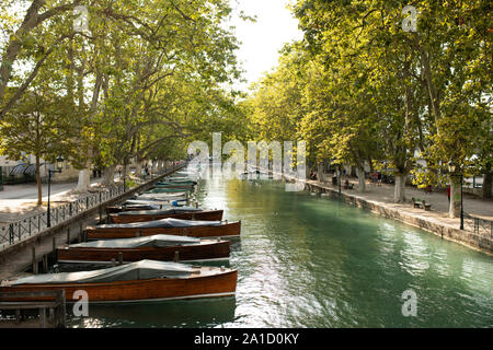 Boote entlang des Canal du Vassé vom Pont des Amours gesehen an einem Sommertag in Annecy, Haute-Savoie, Auvergne-Rh ône-Alpes, Frankreich. Stockfoto