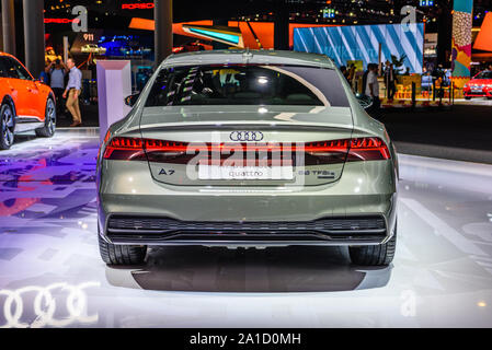 FRANKFURT, Deutschland - September 2019: Silber grau AUDI A7 4K8 55 TFSI e QUATTRO electric Sedan, IAA International Motor Show Auto Ausstellung. Stockfoto