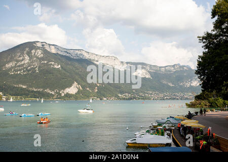 Boote im Sommer entlang des Quai de La Tournette auf dem Lac d'Annecy in Annecy, Haute-Savoie, Auvergne-Rh ône-Alpes, Frankreich. Stockfoto