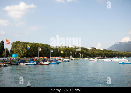 Boote entlang der Promenade Jacquet an einem Sommertag durch den Lac d'Annecy in Annecy, Haute-Savoie, Auvergne-Rh ône-Alpes, Frankreich. Stockfoto