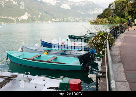 Boote im Sommer entlang des Quai de La Tournette auf dem Lac d'Annecy in Annecy, Haute-Savoie, Auvergne-Rh ône-Alpes, Frankreich. Stockfoto