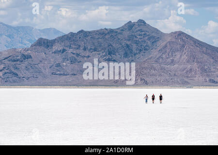 Wendover, USA - 27. Juli 2019: Blick auf die Weißen Bonneville Salt Flats in der Nähe von Salt Lake City, Utah, während der Tag mit Menschen zu Fuß Stockfoto