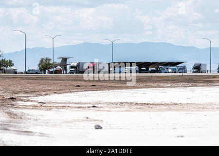 Wendover, USA - 27. Juli 2019: Weiße Bonneville Salt Flats in der Nähe von Salt Lake City, Utah bei Tag mit Parkplatz Rastplatz Stockfoto