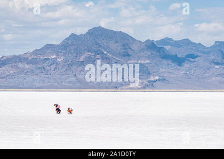 Wendover, USA - 27. Juli 2019: Weiße Bonneville Salt Flats in der Nähe von Salt Lake City, Utah bei Tag mit Menschen Salz berühren Stockfoto