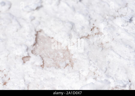 Makro Nahaufnahme Blick auf weiße Textur der Bonneville Salt Flats mit nassen Salz auf dem Boden abstrakt Stockfoto