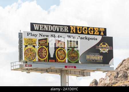 Wendover, USA - 27. Juli 2019: Nevada City in der Nähe von Bonneville Salt Flats in Utah, während der Tag mit einem Plakat für berühmte Nugget Casino auf Autobahn Straße Stockfoto