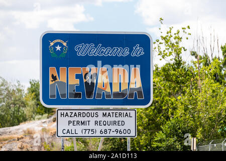 Wendover, USA - 27. Juli 2019: Nevada City in der Nähe von Bonneville Salt Flats in Utah willkommen bei Tag mit Zeichen auf der Autobahn Stockfoto