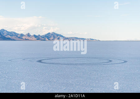 Blick auf PKW-Reifen Marken tracks auf weißen Bonneville Salt Flats in der Nähe von Salt Lake City, Utah bei Sonnenuntergang Stockfoto