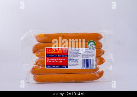 Alberton, Südafrika - ein Paket von Eskort geräuchert Gourmet chili Käse Hot Dog Würstchen auf einen klaren Hintergrund Bild mit Kopie Raum isoliert Stockfoto