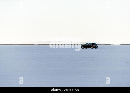 Wendover, USA - 27. Juli 2019: Menschen fahren Auto auf weißen Bonneville Salt Flats in der Nähe von Salt Lake City in Utah Highway anzeigen Stockfoto