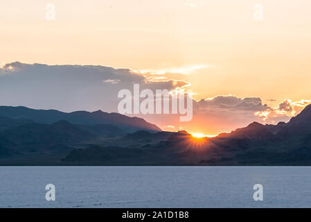 Bonneville Salt Flats dunkelblau Landschaft in der Nähe von Salt Lake City, Utah und Silhouette auf die Berge und den Sonnenuntergang hinter Wolken Stockfoto