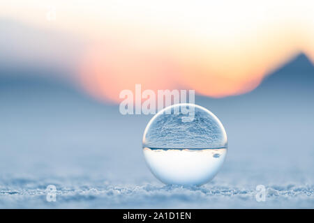 Bonneville Salt Flats niedrigen Winkel auf die Landschaft in der Nähe von Salt Lake City, Utah und Sand Textur mit crystal ball Reflexion Stockfoto