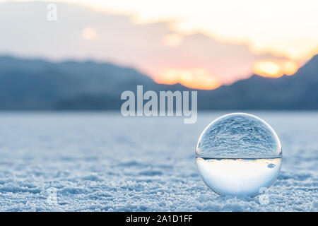 Bonneville Salt Flats niedrigen Winkel Boden auf die Landschaft in der Nähe von Salt Lake City, Utah und Sand Textur mit crystal ball Reflexion Stockfoto