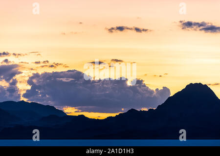 Bonneville Salt Flats dunklen Landschaft Silhouette auf die Berge und den Sonnenuntergang in der Nähe von Salt Lake City, Utah mit Wolken Stockfoto