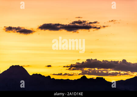 Bonneville Salt Flats bunt Dämmerung skyscape silhouette Bergblick nach Sonnenuntergang in der Nähe von Salt Lake City, Utah mit Wolken Stockfoto