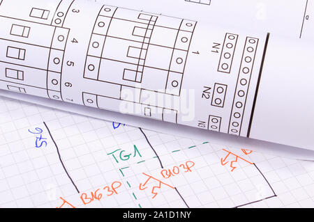 Walzen der elektrische Schaltpläne auf Konstruktionszeichnungen für Projekte verwenden, Ingenieur Jobs Stockfoto