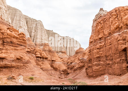 Weiße und rote Schichten von hoodoo Sandstein Felsformationen in Campground in Wüstenlandschaft im Goblin Valley State Park Stockfoto