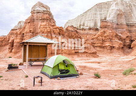 Weiße und rote Schichten von hoodoo Sandstein Felsformationen mit Zelt- und Campingplatz in Campground in Wüstenlandschaft im Goblin Valley State Park Stockfoto