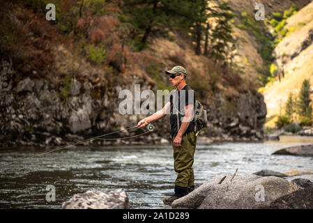 Fischer Casting im Gebirgsbach Fliegen. Stockfoto