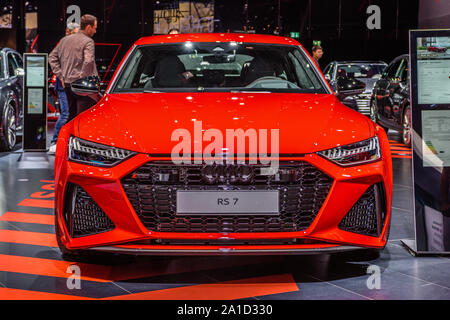 FRANKFURT, Deutschland - September 2019: Roter AUDI RS7 7 4 K8 Limousine, Iaa Auto Ausstellung. Stockfoto