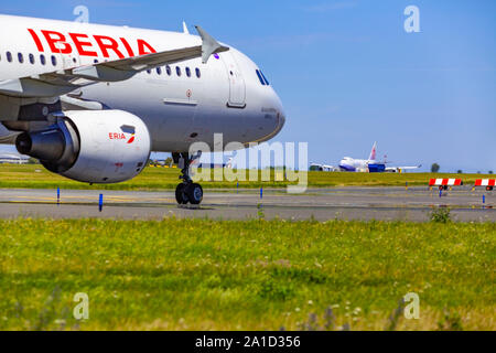 Prag, tschechische Republik - 07.07.2018: Take Off auf Vaclav Havel Flughafen, Prag, China Airlines Cargo Boeing 747-409 und Eingänge von Iberia Airbus A321 Stockfoto