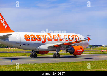 Tschechische Republik, Prag - 2018/07/07: Landung und Abflug auf Vaclav Havel Flughafen, Prag, Easy Jet Airbus A 319-111 von hinten Stockfoto