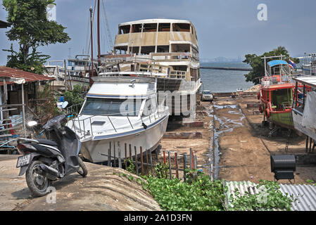 Thailand Boot reparieren Yard mit Fischereifahrzeugen einer Renovierung unterzogen. Südostasien Stockfoto