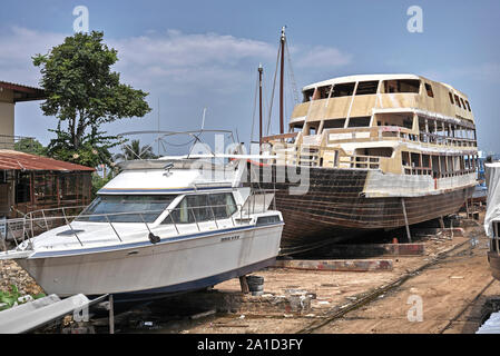 Thailand Boot reparieren Yard mit Fischereifahrzeugen einer Renovierung unterzogen. Südostasien Stockfoto