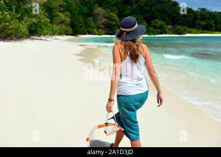 Touristische mit Tauchausrüstung am Strand Nr 7 auf Havelock Island, Andaman und Nicobar Inseln, Indien Stockfoto