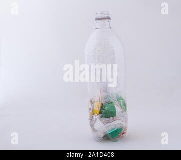 Eine leere Plastikflasche mit verworfen Kunststoff mit Einstreu in es ein eco brick Bild mit Kopie Speicherplatz auf einen klaren Hintergrund isoliert zu bilden Stockfoto