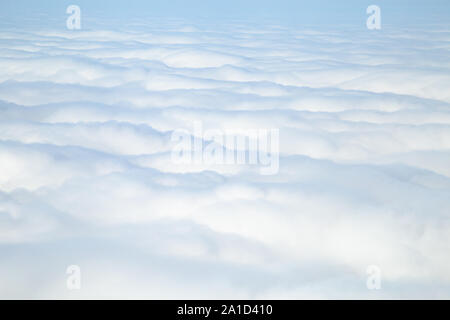 Decke der flauschige Wolken von oben Stockfoto