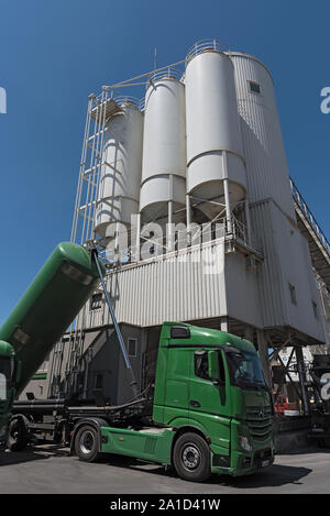 Zementwerk mit Silos und Green Truck Mischsilo Baustelle Industrie Fertigung Stockfoto