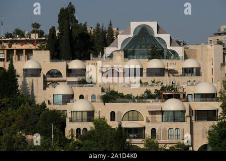 Blick auf die luxuriöse Wohn- Projekt namens David's Village oder Kfar David in den 80ern mit Neo-Oriental Funktion, Mamilla Nachbarschaft, mit Blick auf die Altstadt von Jerusalem Israel Stockfoto