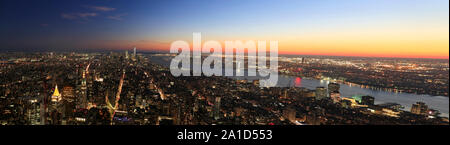 PanoramicaAerial Blick auf New York City, Manhattan Skyline leuchtet bei Sonnenuntergang, USA Stockfoto