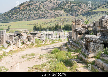 Straße, die durch die zerstörten alten Gräber in Pamukkale - Hierapolis - Türkei Stockfoto