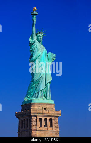 Die Freiheitsstatue mit blauen Himmel im Hintergrund, New York City, USA Stockfoto