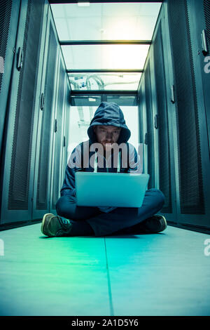 Professionelle smart Hacker begeht einen Internetkriminalität Stockfoto