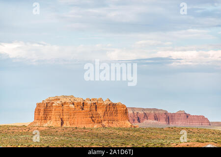 Butte Mesa Klippen mit Farbe orange am Horizont in der Nähe von Goblin Valley State Park in Utah im Sommer Tag Stockfoto