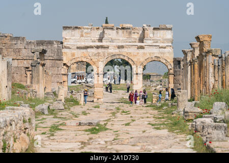 Hierapolis, in der Nähe von Pamukkale, ist eine antike Stadt, die für Pamukkale bekannt ist, berühmt für ihre atemberaubenden Thermalquellen und den kaskadierenden weißen Travertin Stockfoto