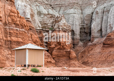 Hoodoo Farbe orange rock Sandsteinformationen fallenden Schatten Tierheim im camp site an Goblin Valley State Park in Utah im Sommer Tag Stockfoto