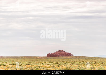 Butte Mesa Klippen mit Farbe orange am Horizont in der Nähe von Goblin Valley State Park in Utah im Sommer Tag Stockfoto