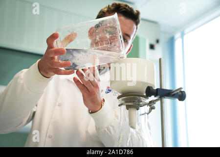 Der Newcastle University PHD-student Max Kelly, 24, an der Benton Proctor & Gamble Website in Newcastle, Filter Mikrofasern gesammelt nach einer Waschmaschine waschen Zyklus. Stockfoto