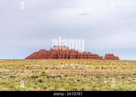 Butte Mesa Klippen mit Farbe orange am Horizont auf die Landschaft in der Nähe von Goblin Valley State Park in Utah im Sommer Tag Stockfoto