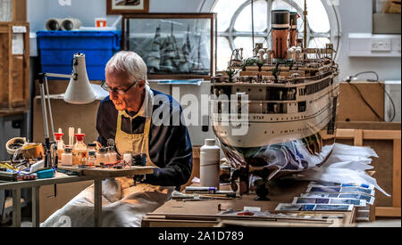 David Parsons, Modelle Konservator am National Museums Liverpool, arbeitet an einem 1929 Modell der Arandora Star Cruise Liner, die restauriert. Nach der Fertigstellung wird es in Merseyside Maritime Museum Anfang nächsten Jahres angezeigt werden, zum ersten Mal seit 80 Jahren. Stockfoto