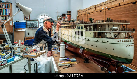 David Parsons, Modelle Konservator am National Museums Liverpool, arbeitet an einem 1929 Modell der Arandora Star Cruise Liner, die restauriert. Nach der Fertigstellung wird es in Merseyside Maritime Museum Anfang nächsten Jahres angezeigt werden, zum ersten Mal seit 80 Jahren. Stockfoto